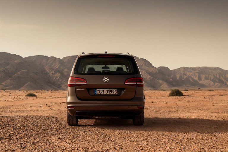 Volkswagen Sharan вид с зади