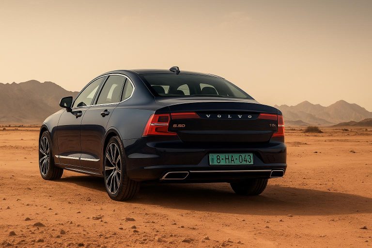 Волво S90 на фоне пустыни
